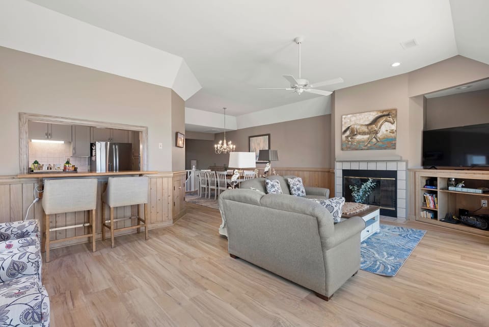 SP6B: Jolly Mon | Top Level Living Area
