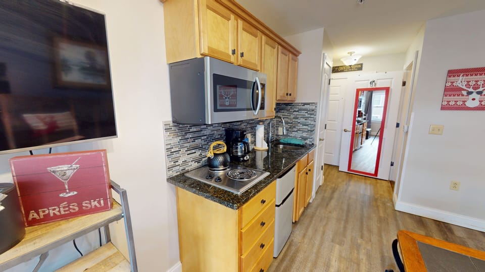 Indoors, Appliance, Microwave, Oven, Floor