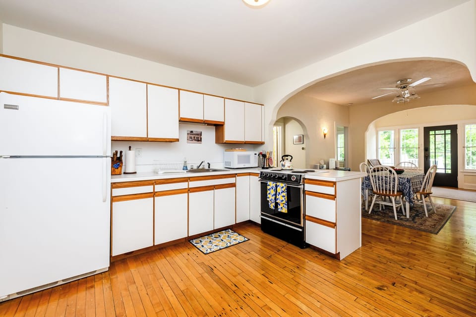 Fully Stocked Kitchen!