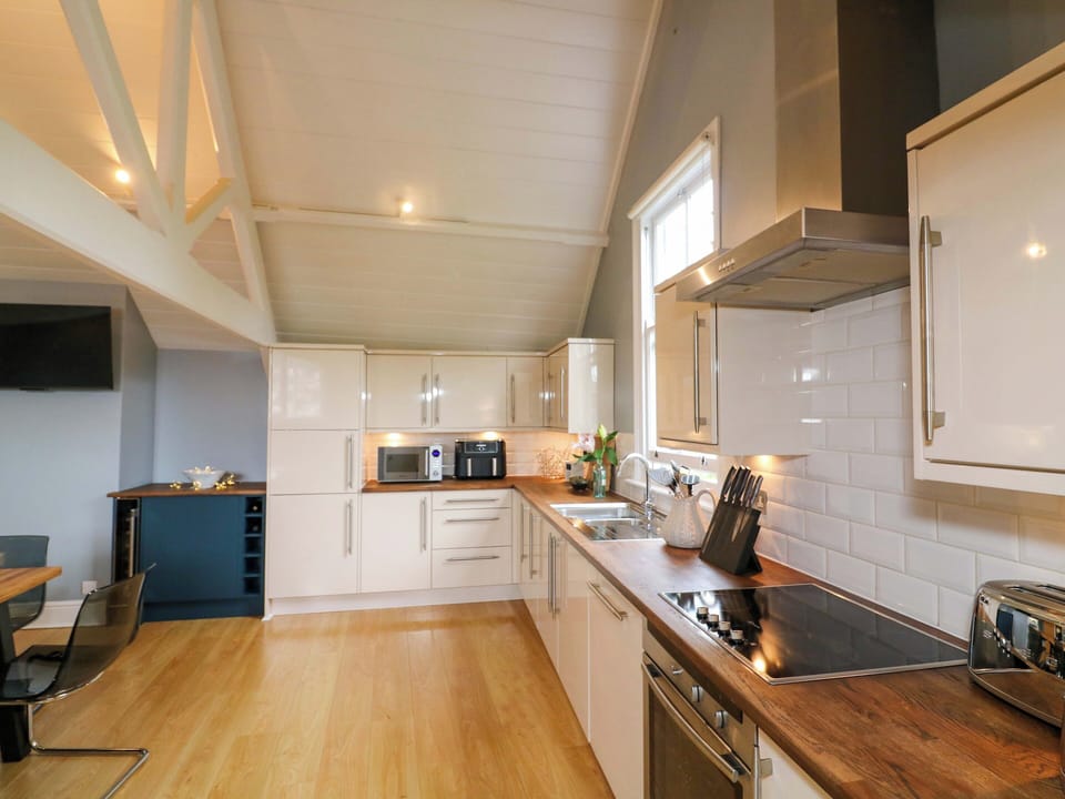 Fridge, microwave, dishwasher, cookware/dishes/utensils