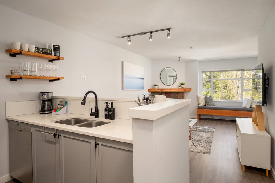 Condo, Multiple Beds, Hot Tub, Mountain View (Alpine Suite at Marketplace Lodge) | Interior