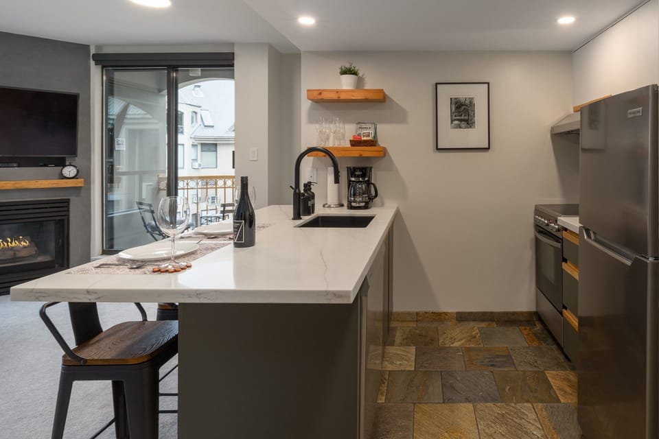 Apartment, 1 King Bed with Sofa bed, Pool Access, Mountain View (Big Mauna at the Marquise) | Private kitchen