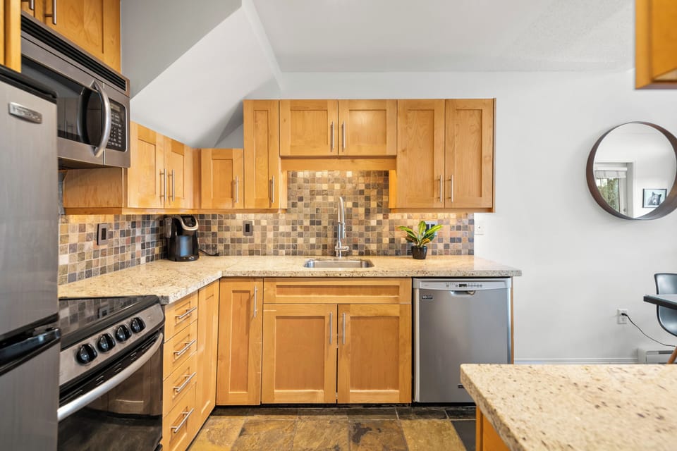 Apartment, Multiple Beds, Patio, Mountain View (Crystal Suite at Glacier Lodge) | Private kitchen