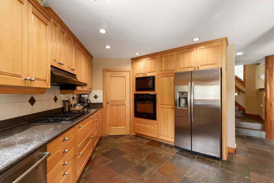 Chalet, Multiple Beds, Hot Tub, Mountain View (Emerald Chalet) | Private kitchen