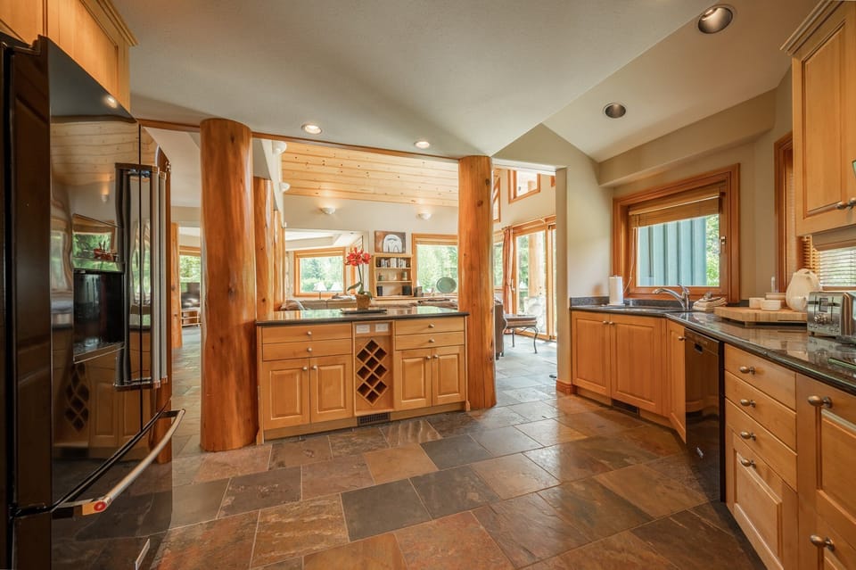 Chalet, Multiple Beds, Hot Tub, Mountain View (Emerald Chalet) | Private kitchen