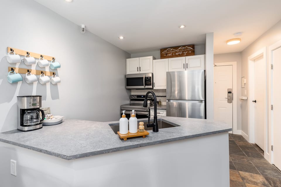 Condo, 1 Queen Bed with Sofa bed, Hot Tub, Mountain View (Misty Mountain at Marketplace Lodge) | Private kitchen