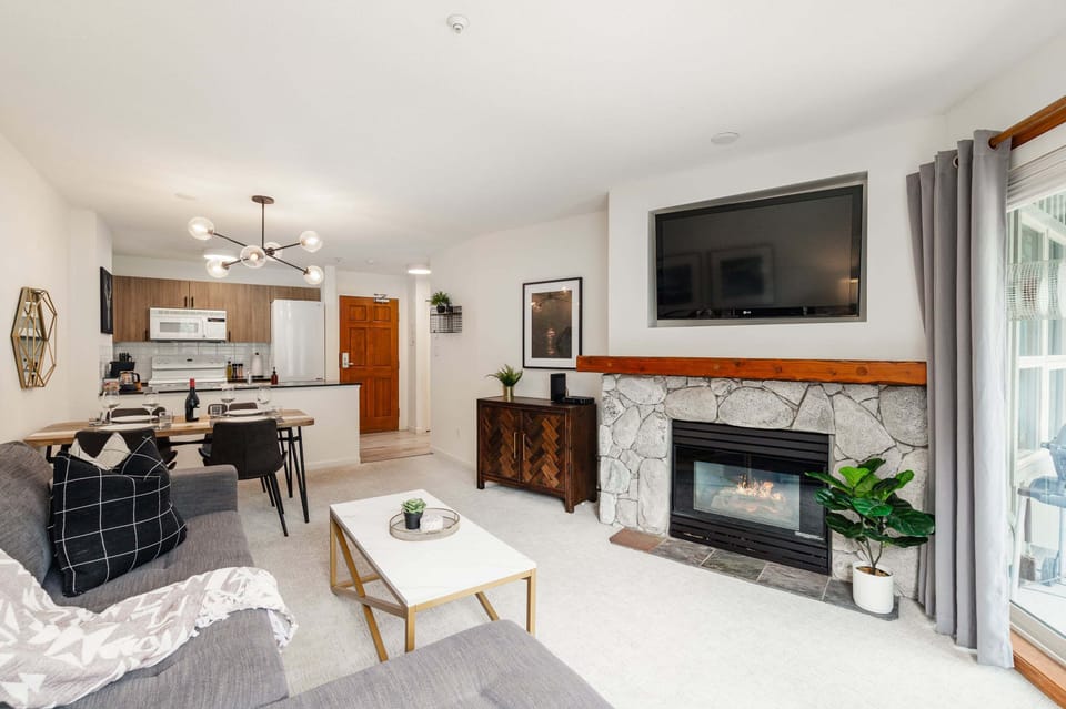 Apartment, 1 King Bed with Sofa bed, Pool Access, Mountain View (Panorama Suite at the Aspens) | Living area