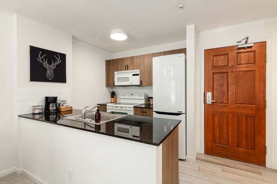 Apartment, 1 King Bed with Sofa bed, Pool Access, Mountain View (Panorama Suite at the Aspens) | Private kitchen