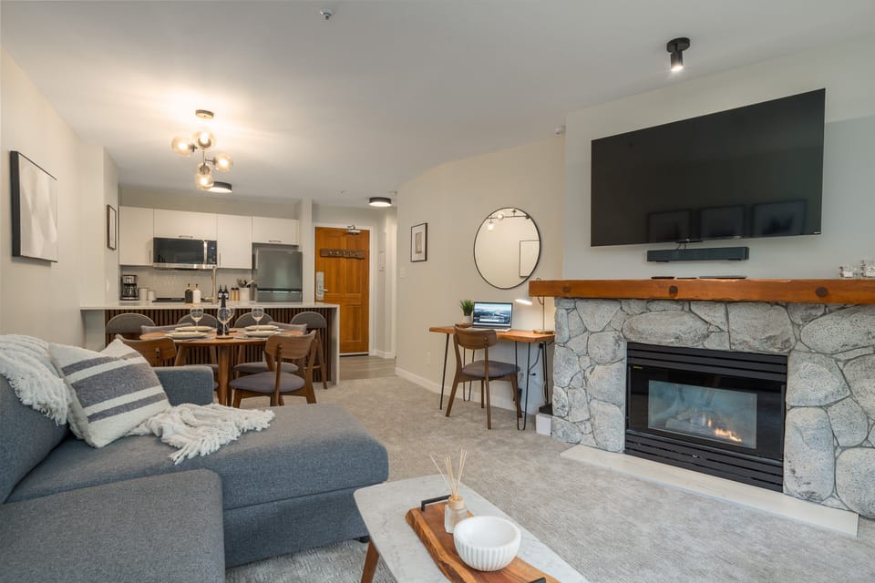 Condo, 1 King Bed with Sofa bed, Pool Access, Mountain View (The Treehouse at the Aspens) | Living area
