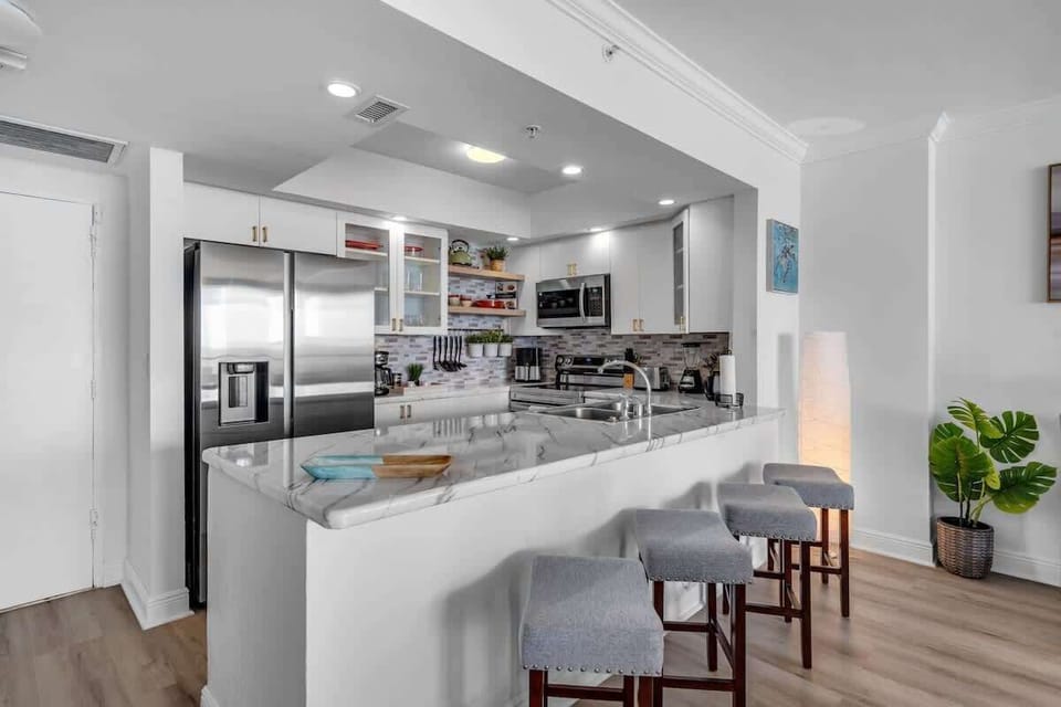Sleek, social, and fully equipped 🔪 This modern kitchen with island seating is perfect for cooking and catching up.