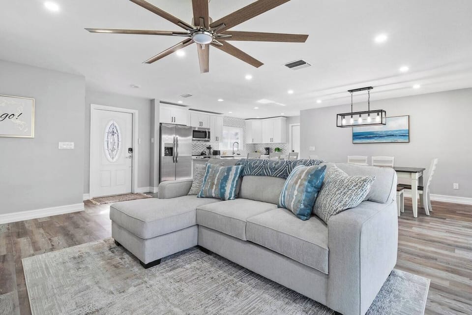 Contemporary living room with an open concept common area, including overhead ceiling fan.