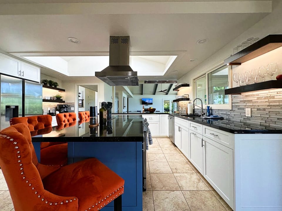 Hilltop Villa: Fully equipped gourmet kitchen with plenty of seating.