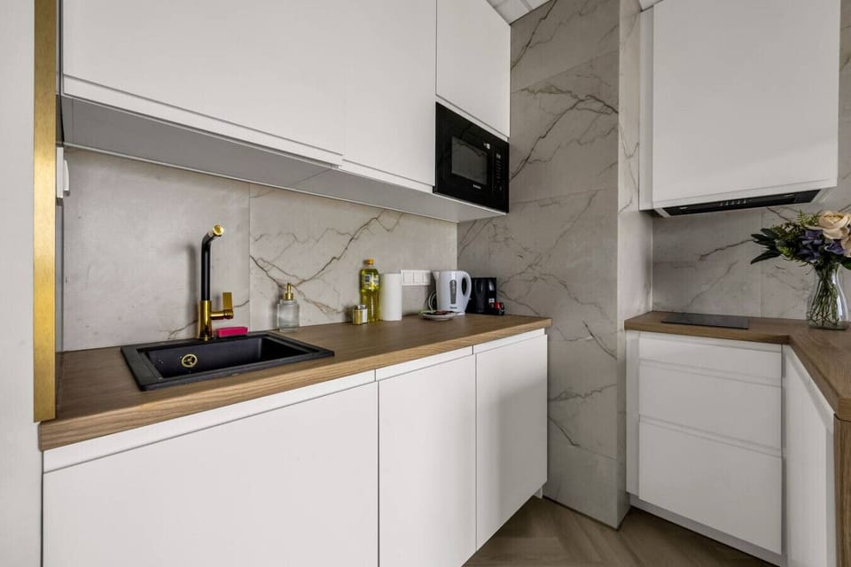 Modern Kitchen – Fully Equipped with Peninsula Counter and Open Living Space Design | Book Now with RENTUJEMY.COM