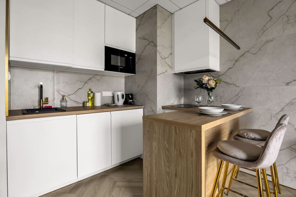 Modern Kitchen – Fully Equipped with Peninsula Counter and Open Living Space Design | Book Now with RENTUJEMY.COM