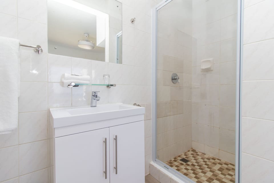 Deluxe Double Room, Sea View, Ground Floor | Bathroom