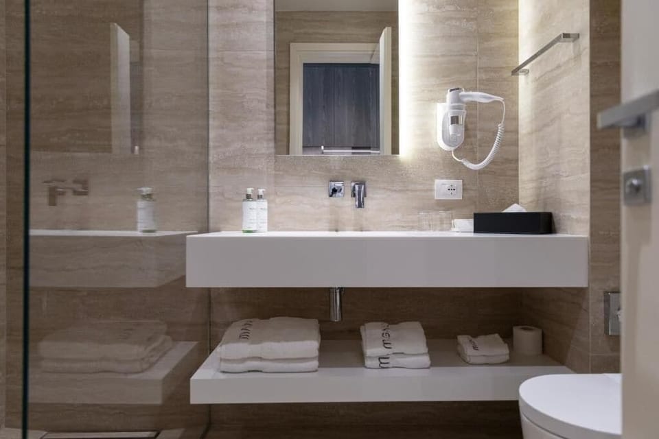 Standard Twin Room, Balcony, Courtyard View | Minibar, soundproofing, WiFi (free), bed sheets