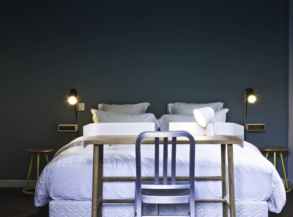 Premium bedding, in-room safe, desk, free cribs/infant beds