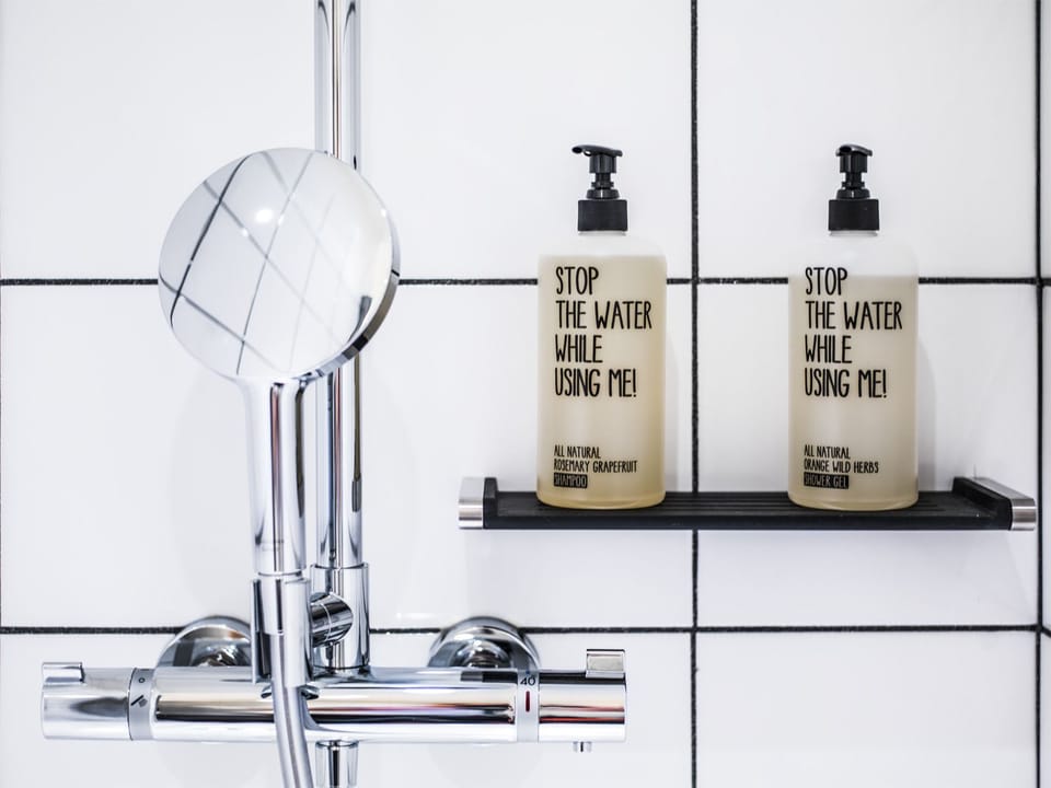 Shower, rainfall showerhead, free toiletries, hair dryer