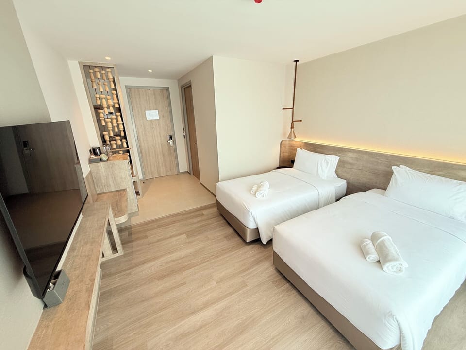 Deluxe Twin Room | In-room safe, desk, laptop workspace, blackout drapes