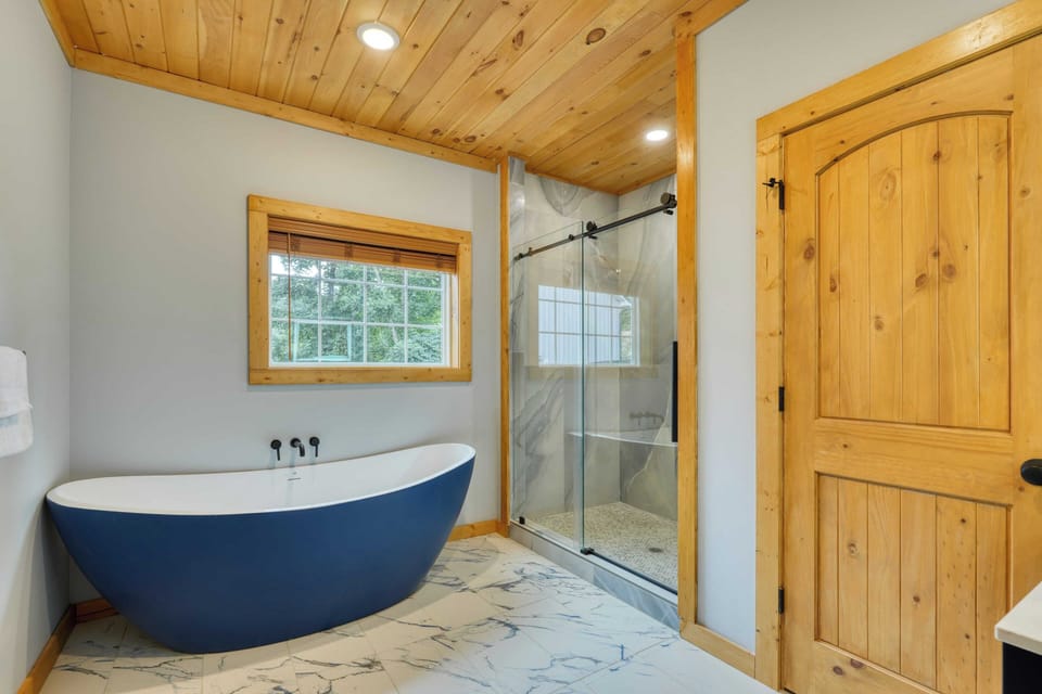 Hot Tub, Game Room & Views Near Downtown Gatlinburg Perfect Too by Avantstay Cottage in Gatlinburg