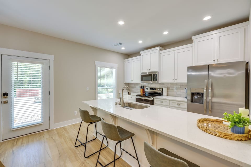 Kitchen | Free WiFi | Central Air Conditioning/Heat