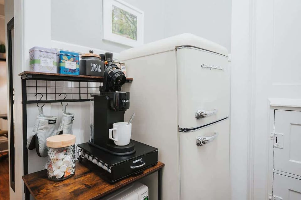 Enjoy all the essentials in this stocked kitchen! We provide kcups and tea for your enjoyment!