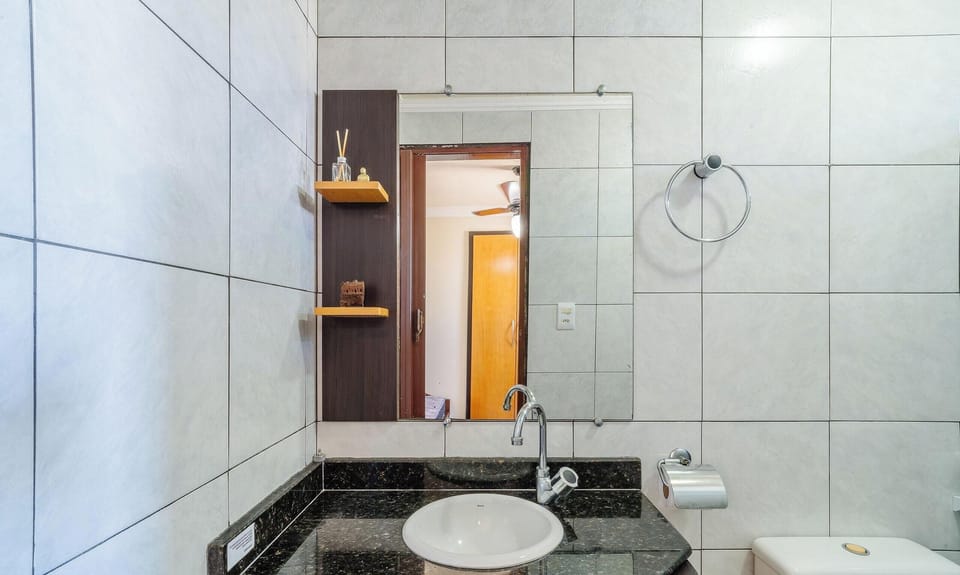 Basic Apartment | Bathroom