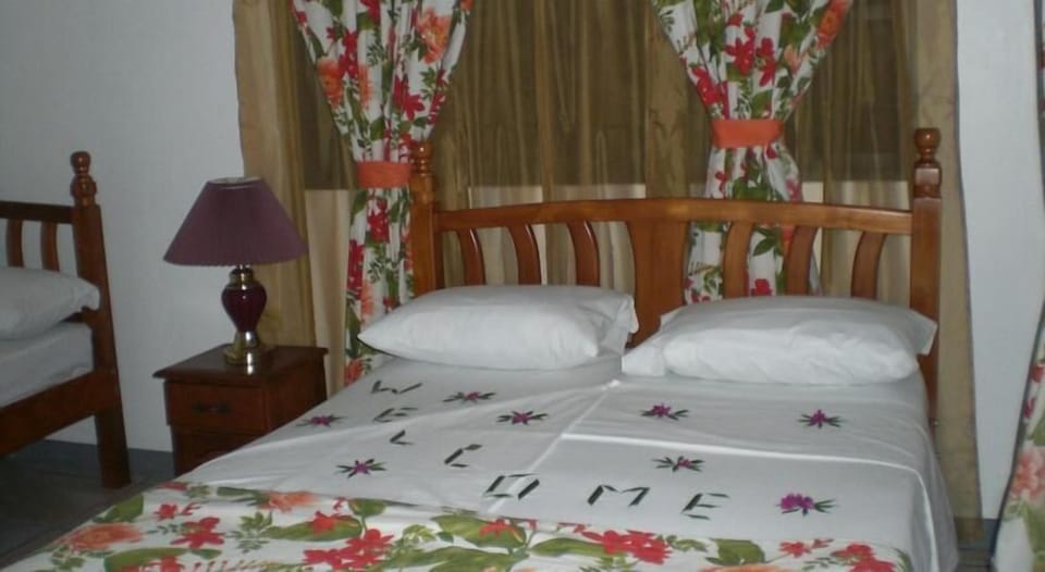 Double Room | WiFi (free), individually decorated, individually furnished, bed sheets