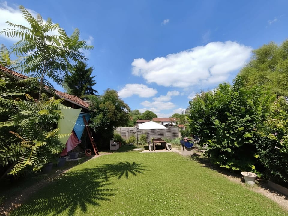 Shared garden with barbecue and 4m table