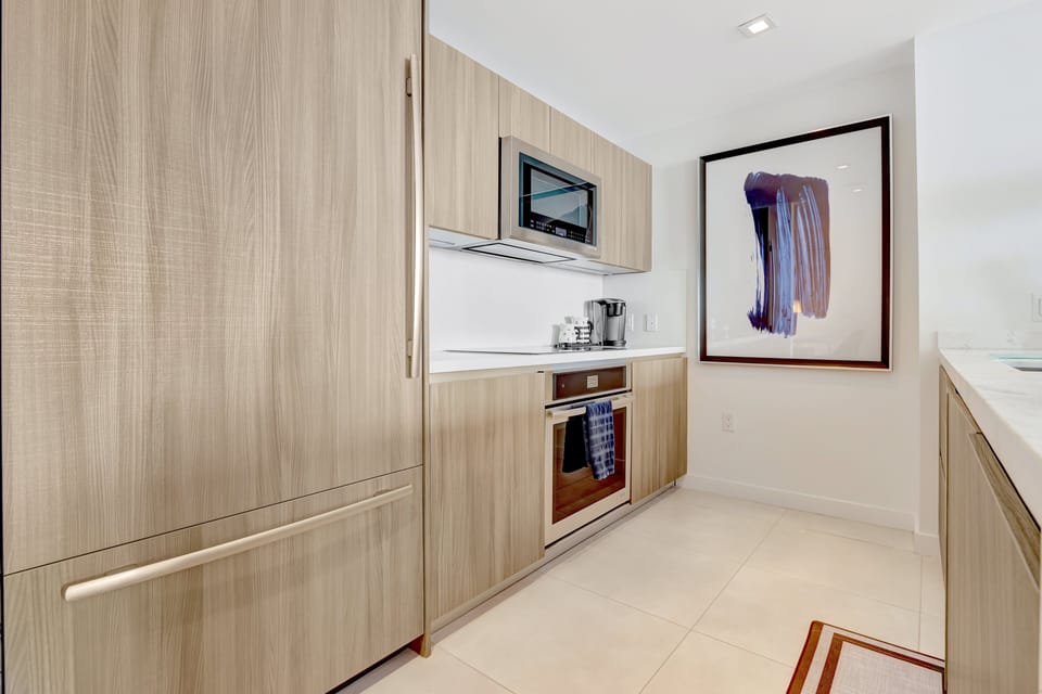 Modern Kitchen | Fully stocked with cooking essentials.