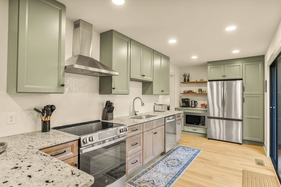 Beautiful, natural, brand new fully stocked kitchen. 