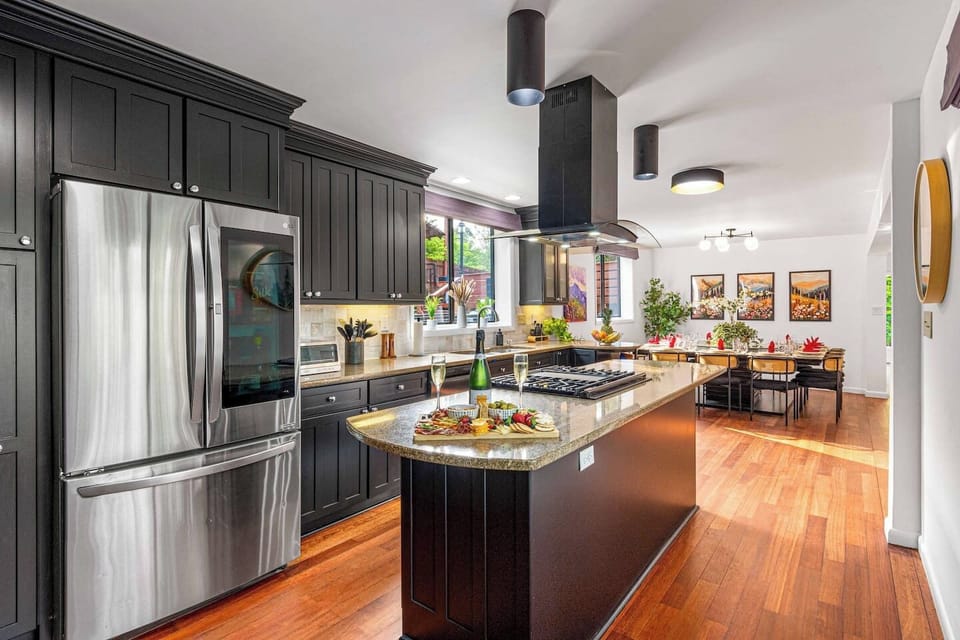 [Kitchen] ✨✨With an island and tons of counter space, this chef's kitchen is a delight to cook in. ✨✨
