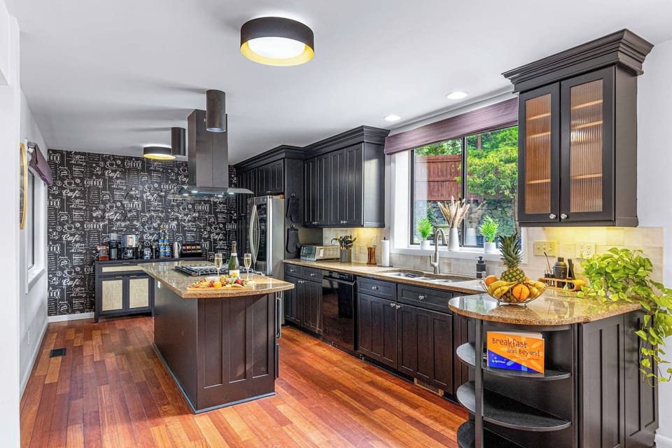 [Kitchen] ✨✨Discover culinary delight in this stylish Asheville kitchen. Featuring sleek dark cabinetry, modern appliances, and a spacious layout, it’s perfect for cooking and entertaining.✨✨