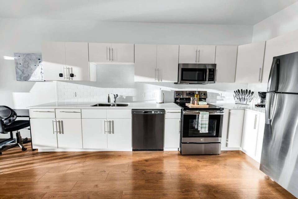 Fully stocked kitchen with all that you need. Pots, pans, bakeware, salt +pepper, and olive oil!!