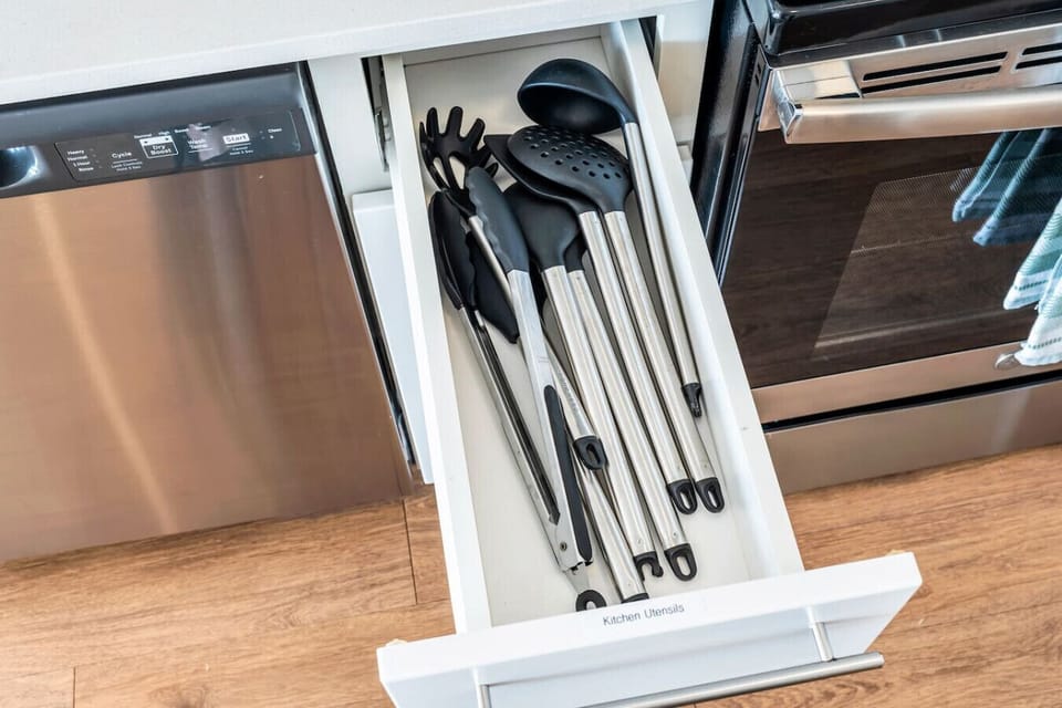 Fully stocked kitchen with all that you need. Pots, pans, bakeware, salt +pepper, and olive oil!!
