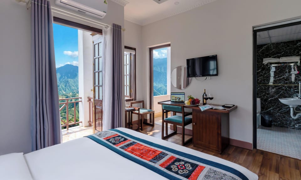 Deluxe Triple Room | Desk, iron/ironing board (on request), WiFi (free)
