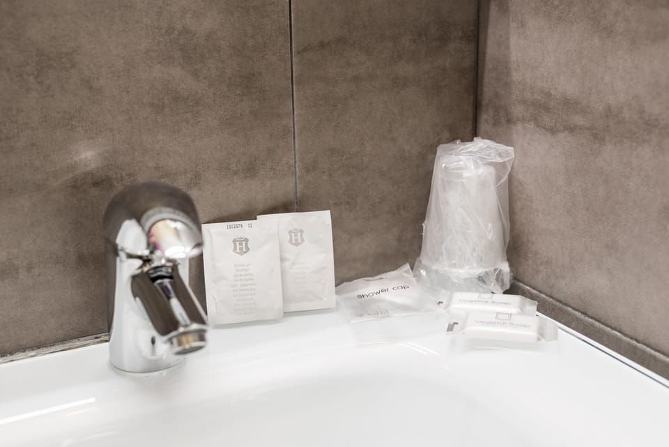 Twin Room | Bathroom | Shower, free toiletries, hair dryer, bathrobes