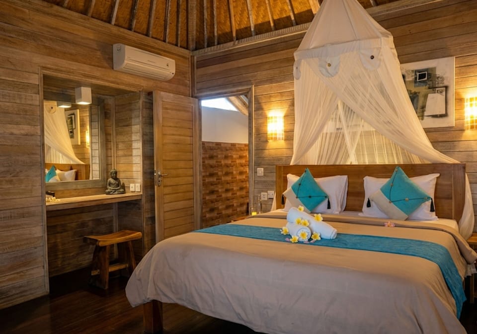 Deluxe Double Room | In-room safe, desk, laptop workspace, bed sheets