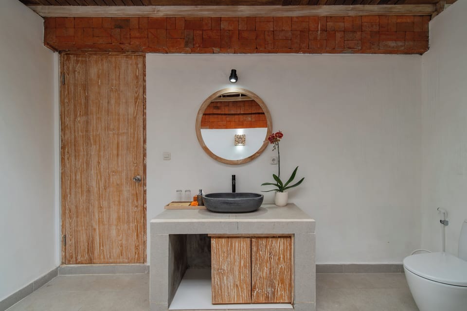 Deluxe Suite Room with Rice Field View | Bathroom | Hair dryer, slippers, bidet, towels