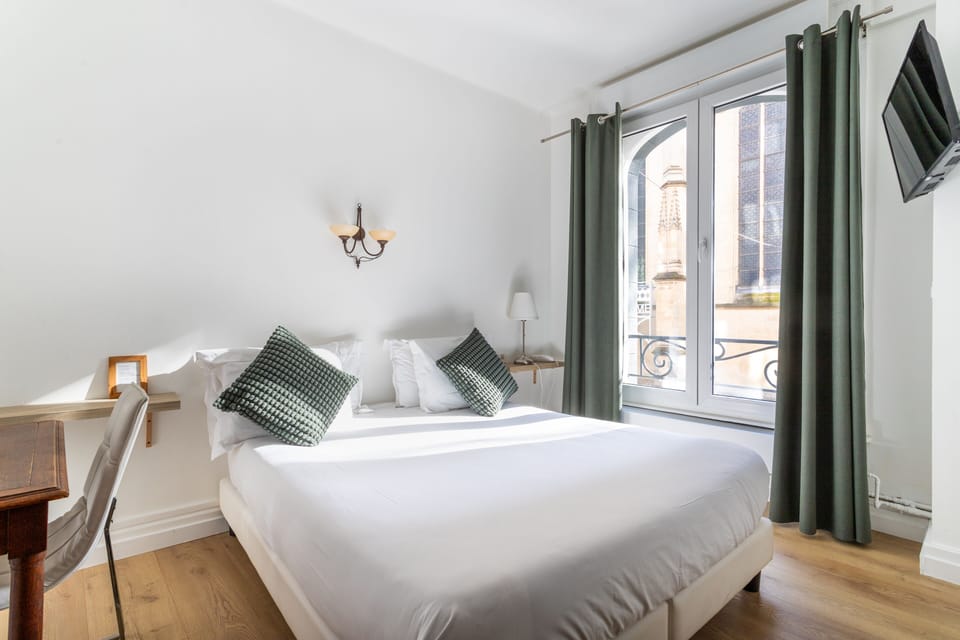 Double Room, Bathtub | Premium bedding, iron/ironing board, free WiFi, bed sheets