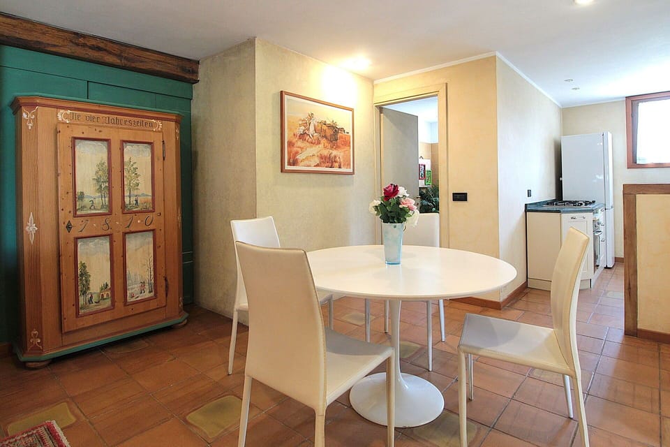 Autumn, Dining Room, Living Room, Spring, Summer