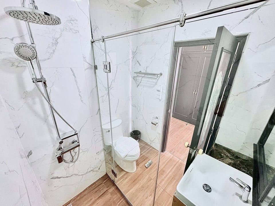 Shower, free toiletries, hair dryer, towels