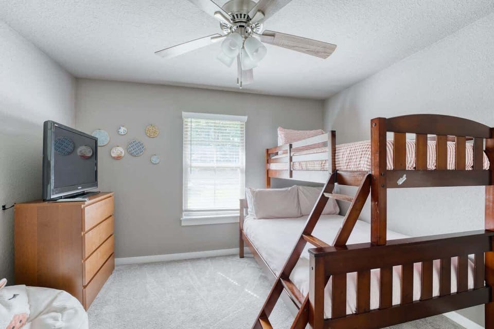 📺 Bunk room includes a TV & dresser for entertainment & organization.