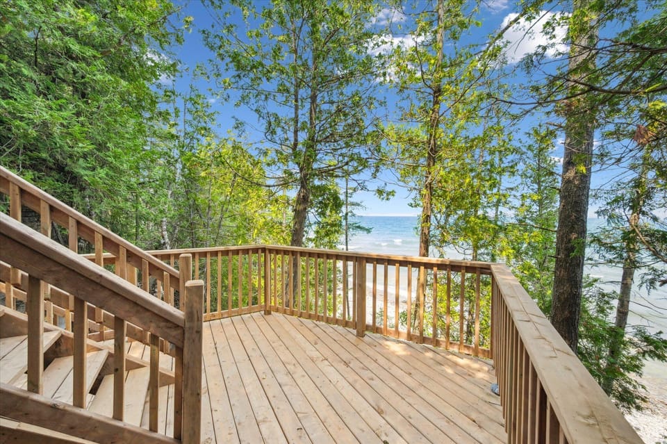 Step onto the wraparound deck or the private viewing platform and breathe in the fresh Georgian Bay air. The perfect spot for your morning coffee or an evening glass of wine under the stars.