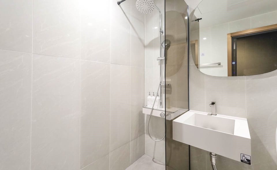 Deluxe Room, Mountain View | Bathroom | Shower, hair dryer, towels, shampoo