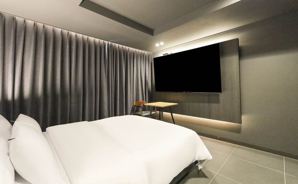 Deluxe Room | Desk, laptop workspace, free WiFi