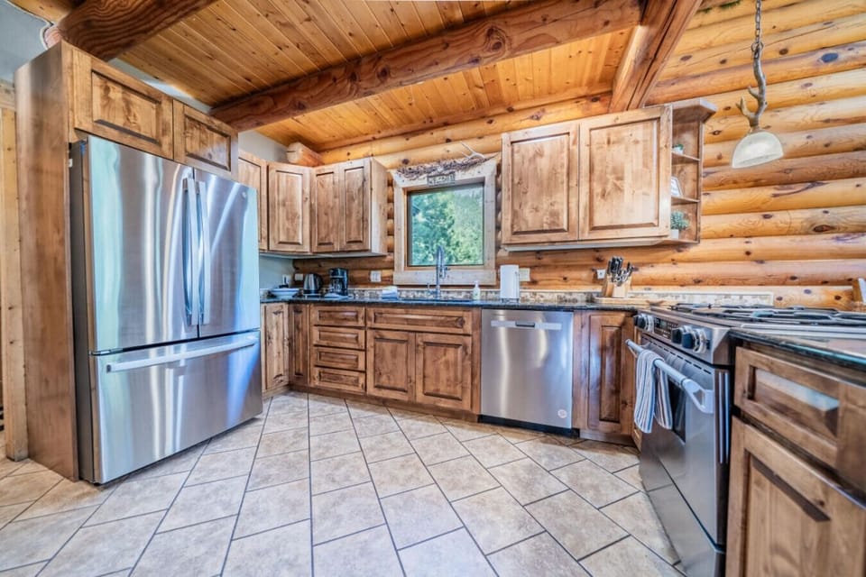 A full kitchen offers a gas oven and stainless appliances.