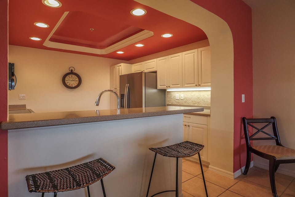 Gorgeous, Fully Equipped Kitchen with high end appliances