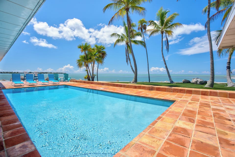 Unwind in your private pool with drink in hand and breathtaking Ocean Views at Paradise Point.