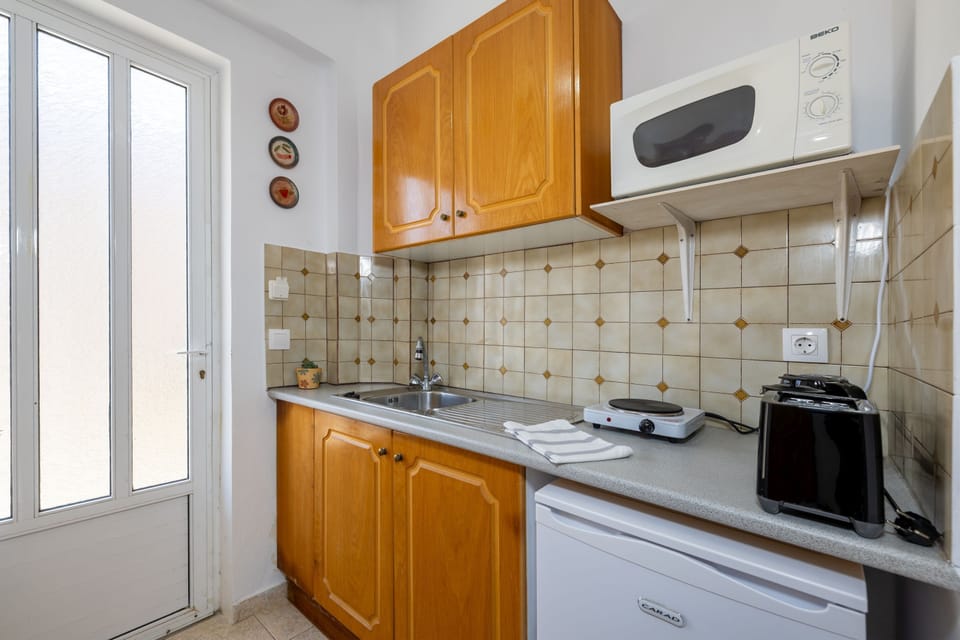Basic Studio, Balcony, Garden View | Private kitchen | Mini-fridge, microwave, electric kettle